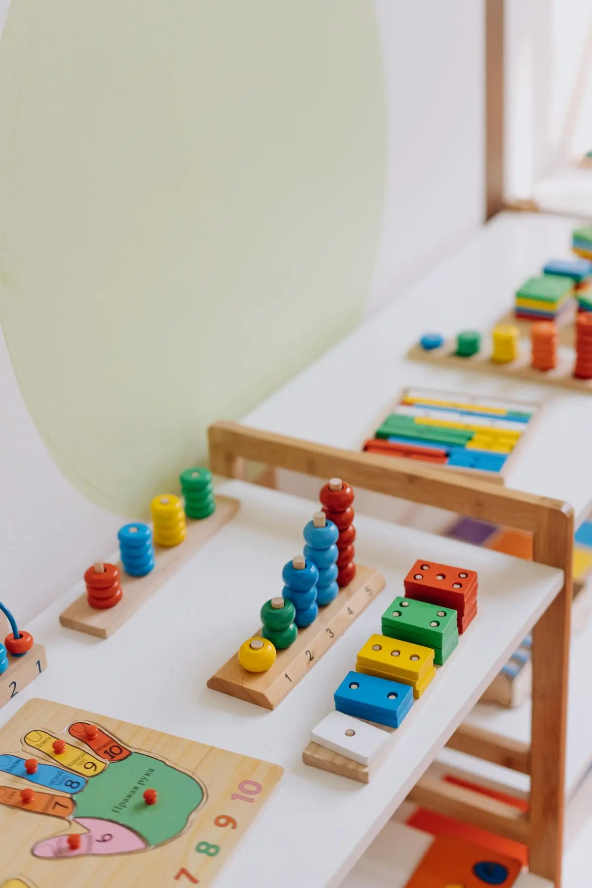 Juguetes educativos de colores en el salón